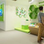 垃圾分類展廳中的多媒體互動展示