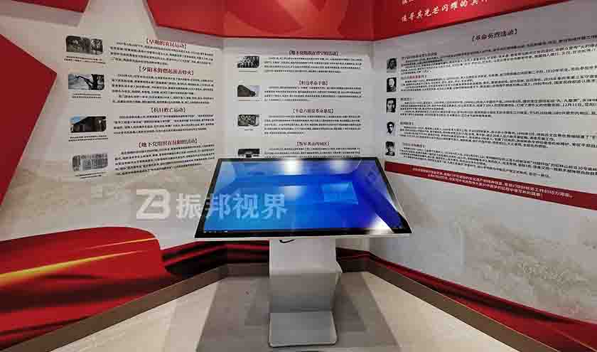 展廳中的落地式觸摸一體機(jī)