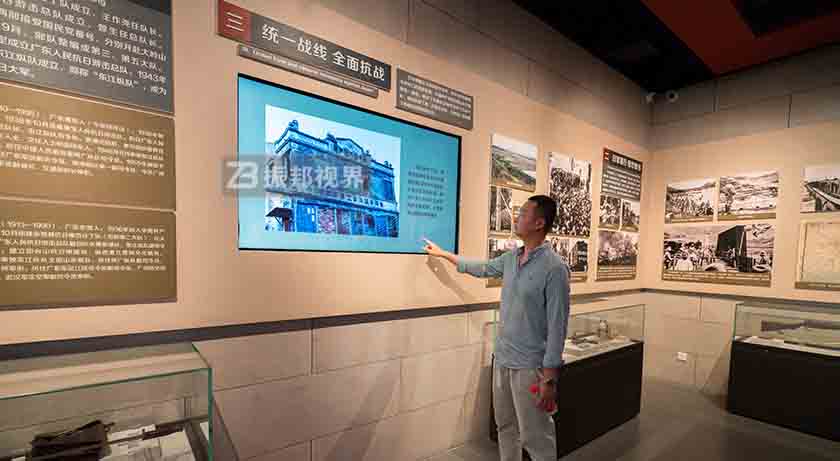 展廳中的壁掛式一體機(jī)