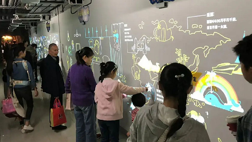 觀眾與互動投影墻進(jìn)行互動