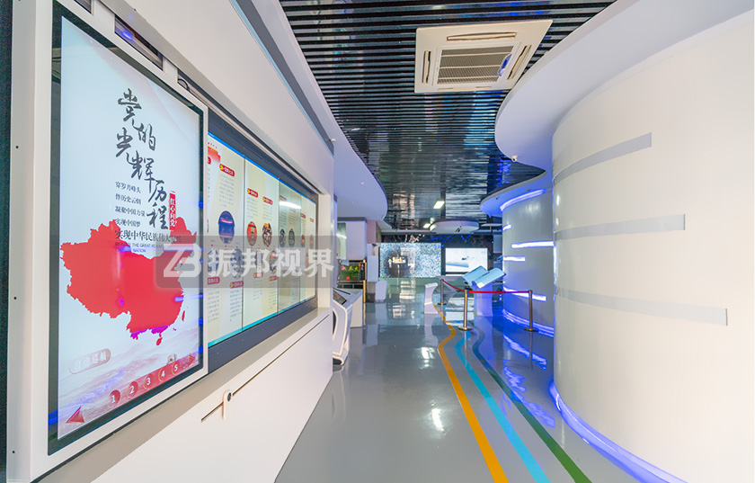 企業(yè)展廳中的互動(dòng)滑軌屏