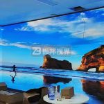 在實現(xiàn)展廳中的折幕投影制作方案時，需要準(zhǔn)備哪些設(shè)備？