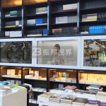 透明液晶屏與展示柜結(jié)合，如何呈現(xiàn)奇幻的顯示效果？