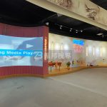 弧幕投影技術(shù)革新，打造沉浸式觀展新體驗(yàn)。